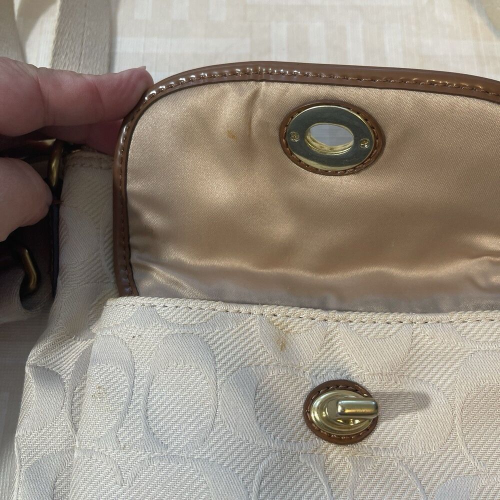 2508 256 COACH Signature Shoulder Bag Cream Turn Lock - Picture 5 of 6